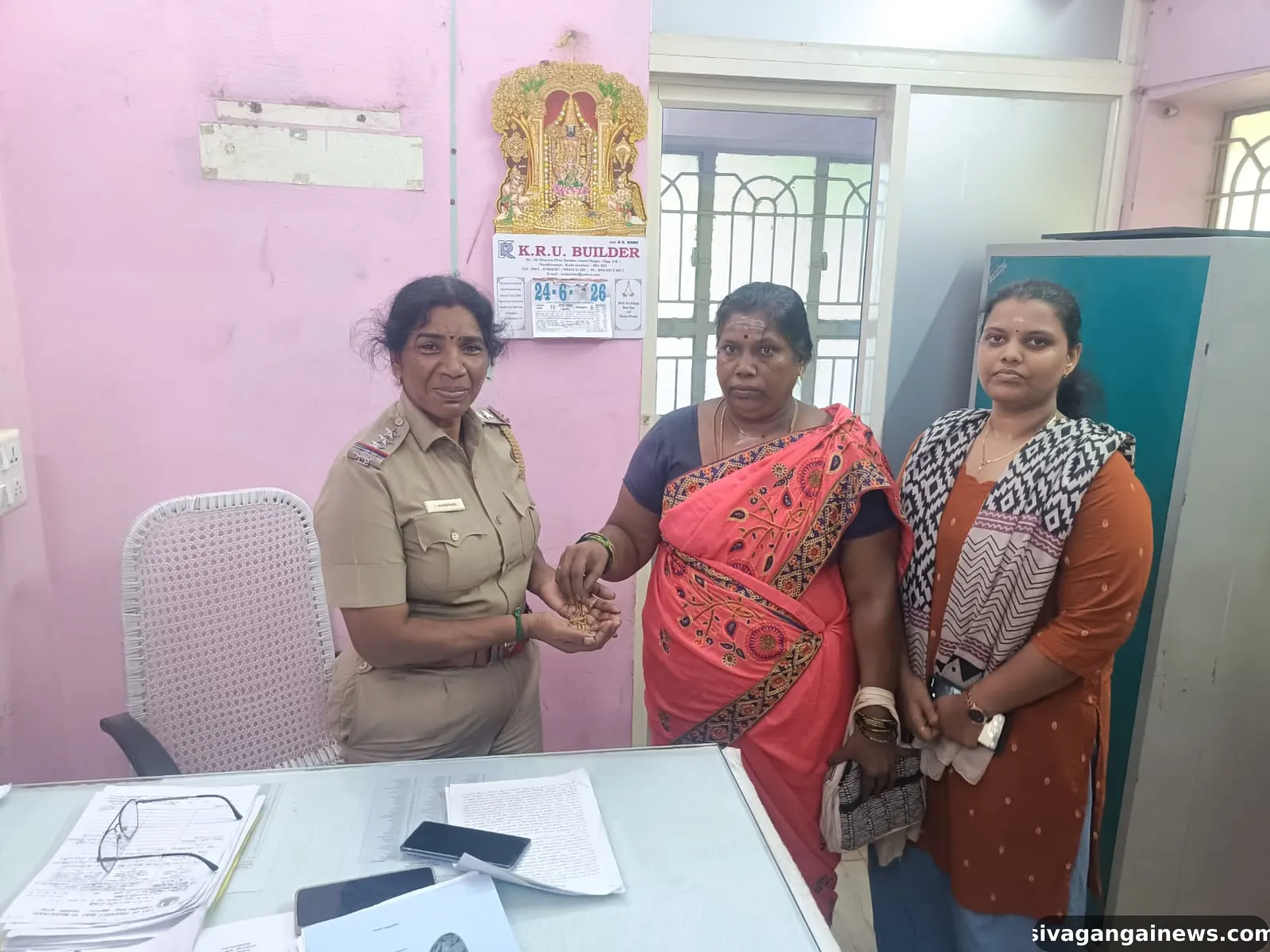 காரைக்குடி அருகே நடை பயிற்சிக்கு சென்ற பொழுது கீழே கிடந்த 4 சவரன் தங்க தாலி செயின்