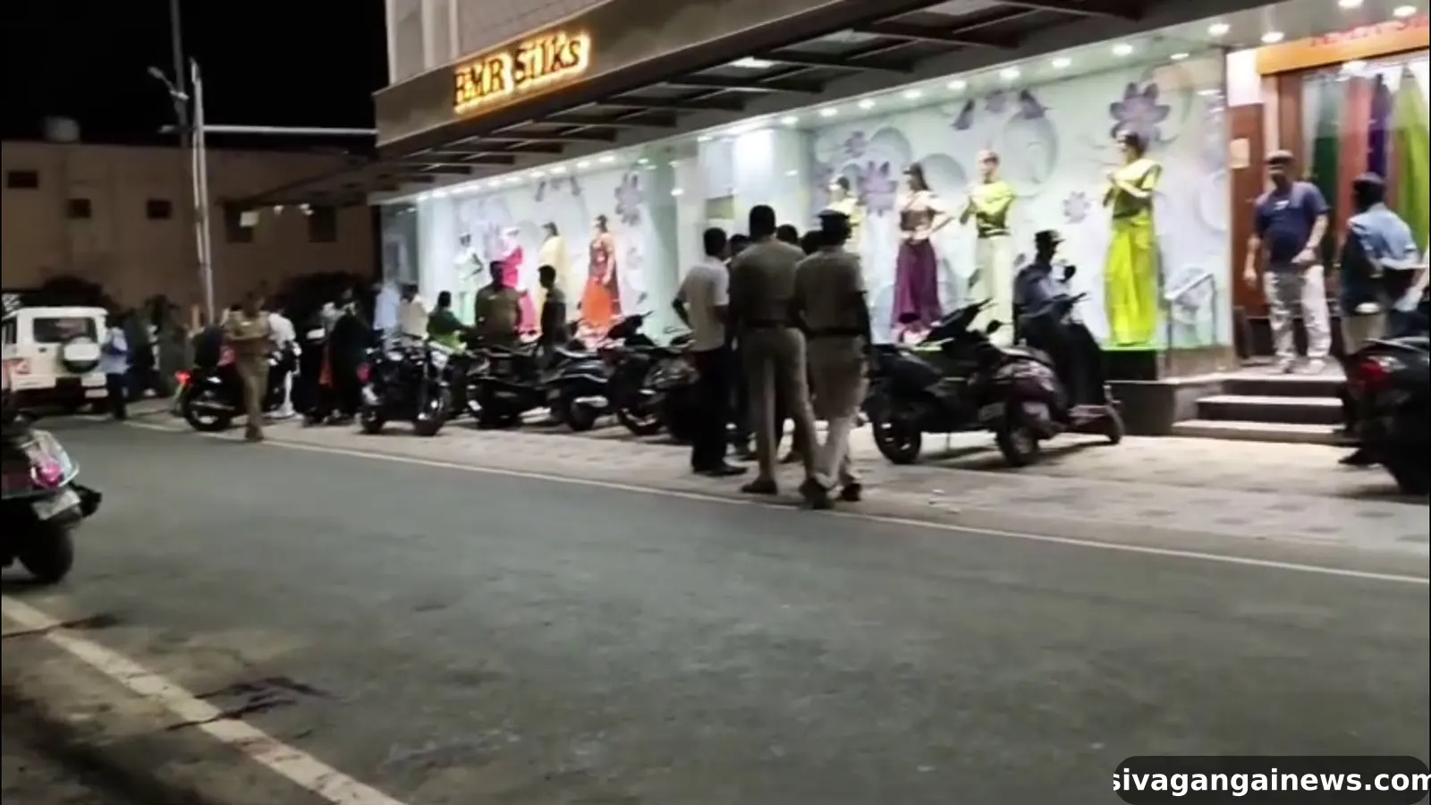 காரைக்குடியில் பிரபல துணிக்கடை முன்பு  ஆட்டோ ஓட்டுநருக்கு அரிவாள் வெட்டு 
