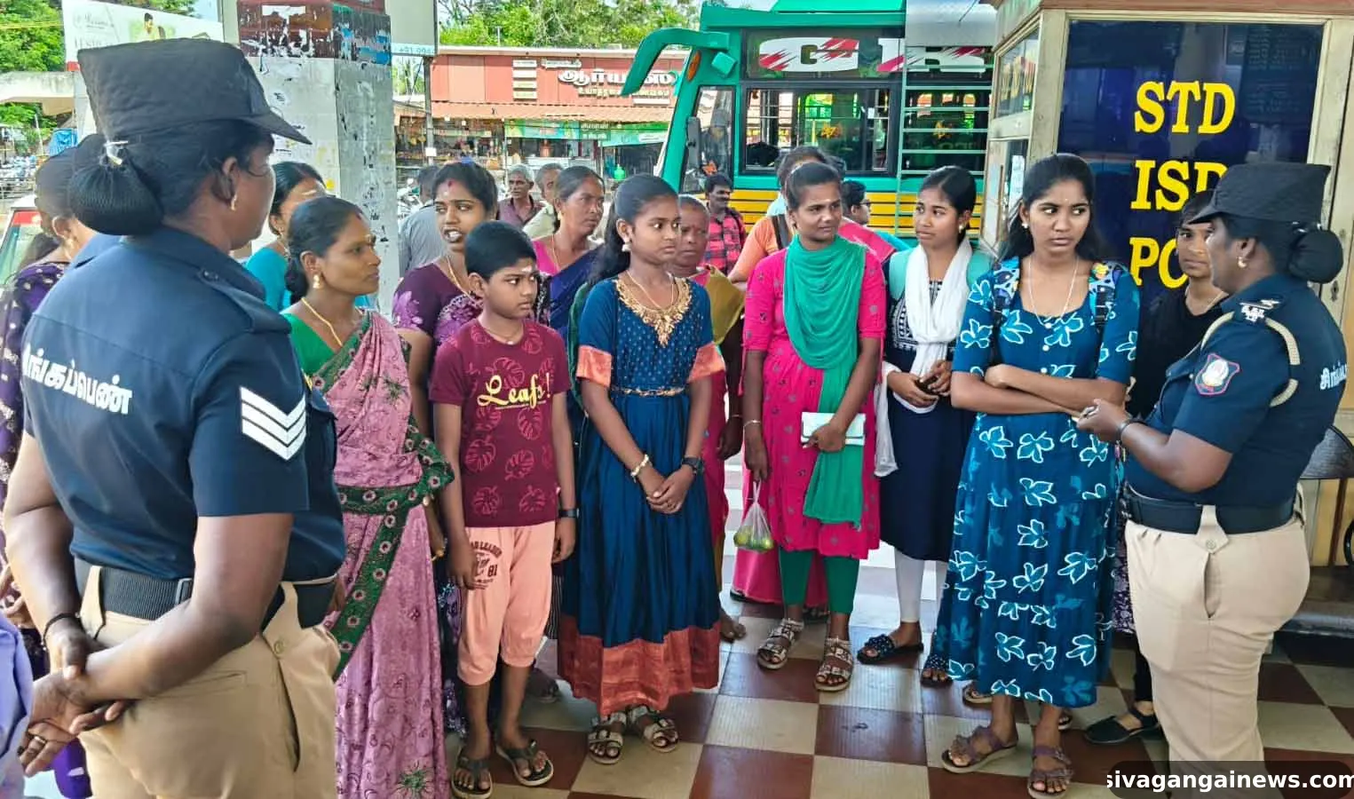 காரைக்குடியில் சிங்கப்பெண் காவலர்கள் தீவிர ரோந்து மற்றும் விழிப்புணர்வு பணிகளில் ஈடுபட்டனர்