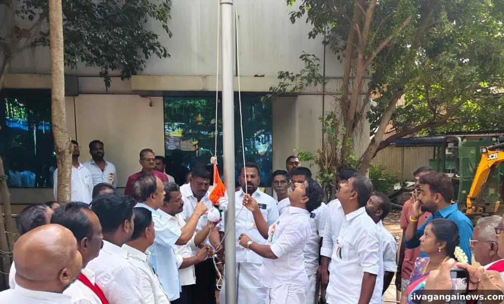 தேவகோட்டை சேர்மன் தேசிய கொடி ஏற்றினார்