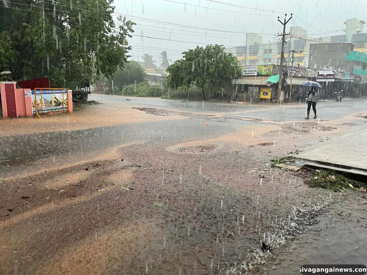 காரைக்குடி அதை சுற்றுவட்டாரத்தில் இடி மின்னல் சூறை காற்றுடன் மழை.
