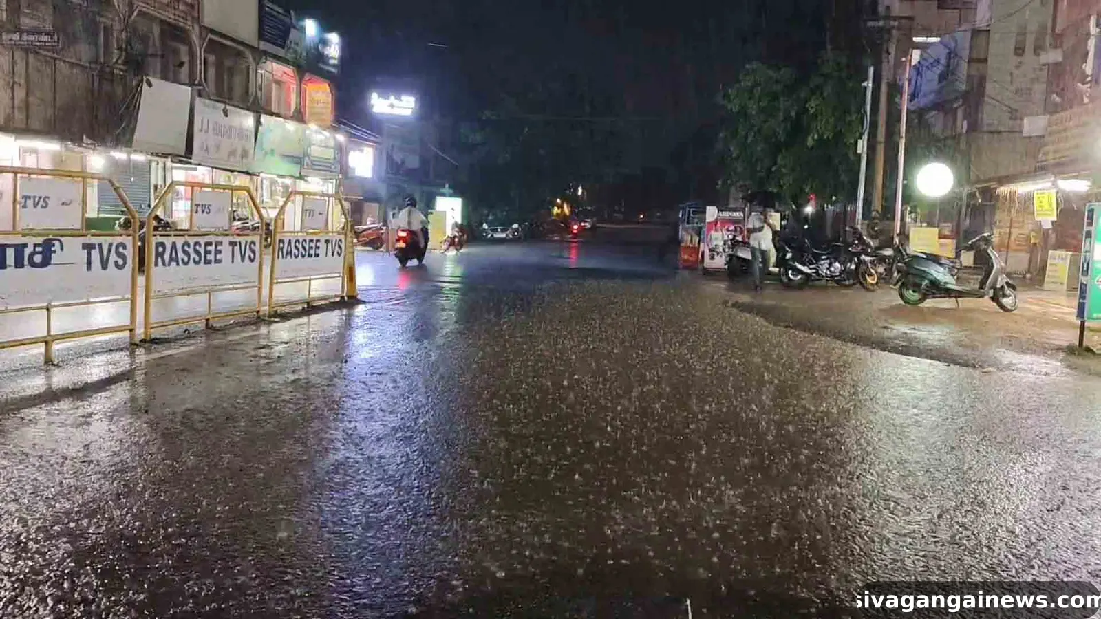 காரைக்குடியில் நேற்று இரவில் பெய்த மழையால்  குளிர்ச்சியான சூழ்நிலை - பொதுமக்கள் மகிழ்ச்சி