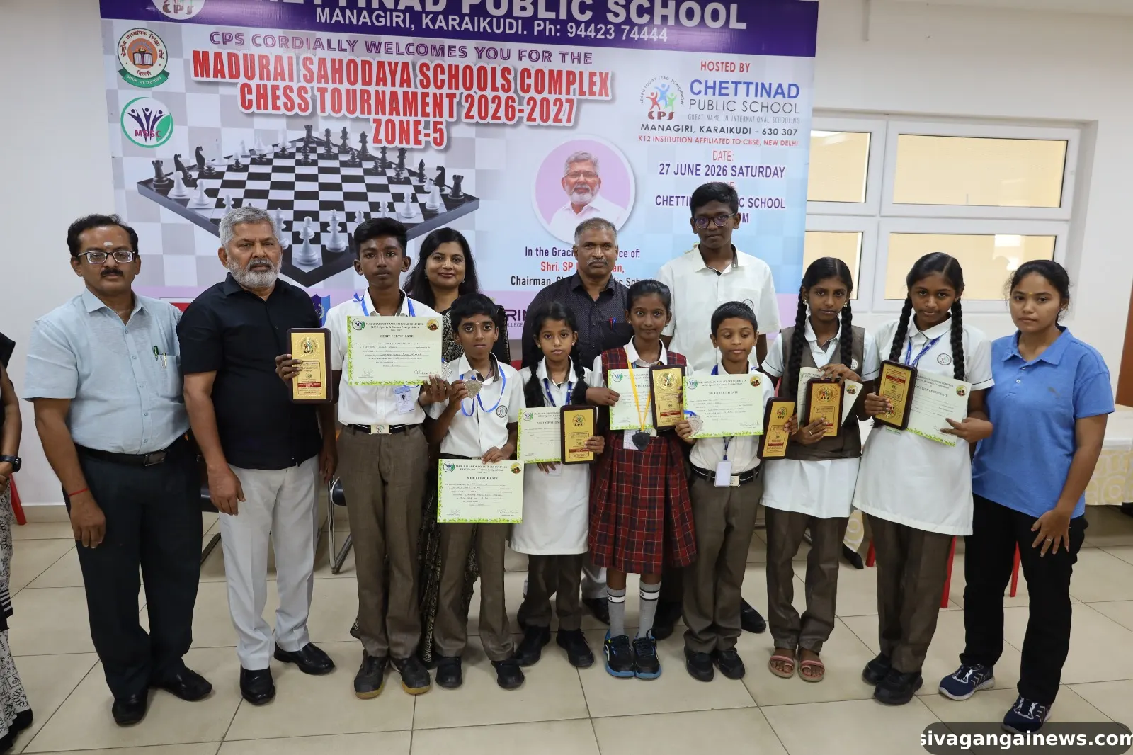 காரைக்குடியில் உள்ள செட்டிநாடு பப்ளிக் பள்ளியில் மதுரை சகோதயா பள்ளிகள் காம்ப்ளக்ஸ் சார்பில் மண்டலம்–5 அளவிலான செஸ் போட்டியில் வெற்றி பெற்ற மாணவர்களுக்கு பள்ளி சேர்மன் குமரேசன் பரிசு வழங்கி பாராட்டினார். அருகில் எஸ்.ஆர்.வி.வி. பள்ளி முதல்வர் ஷானு சையத் மற்றும் பலர்.