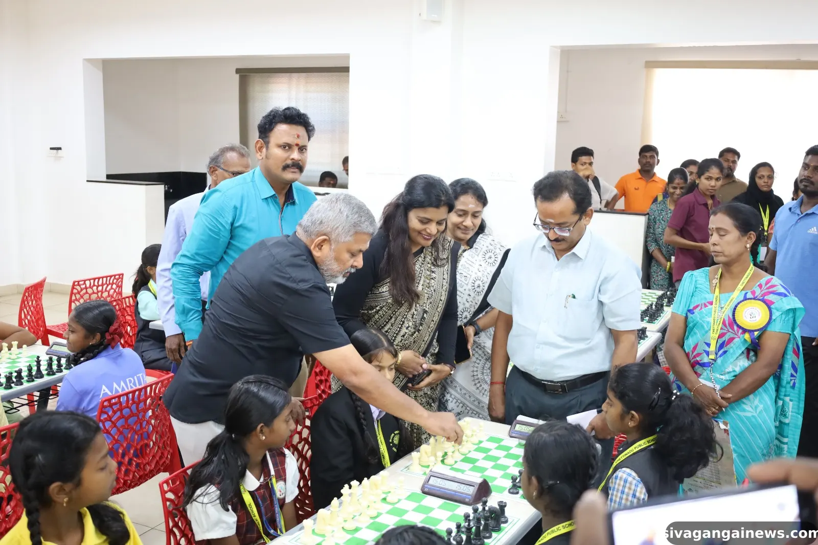 காரைக்குடியில் உள்ள செட்டிநாடு பப்ளிக் பள்ளியில் மதுரை சகோதயா பள்ளிகள் காம்ப்ளக்ஸ் சார்பில் மண்டலம்–5 அளவிலான செஸ் போட்டியை பள்ளியின் சேர்மன் எஸ்.பி. குமரேசன் தொடங்கி வைத்தார். அருகில் எஸ்.ஆர்.வி.வி. பள்ளி முதல்வர் ஷானு சையத்.